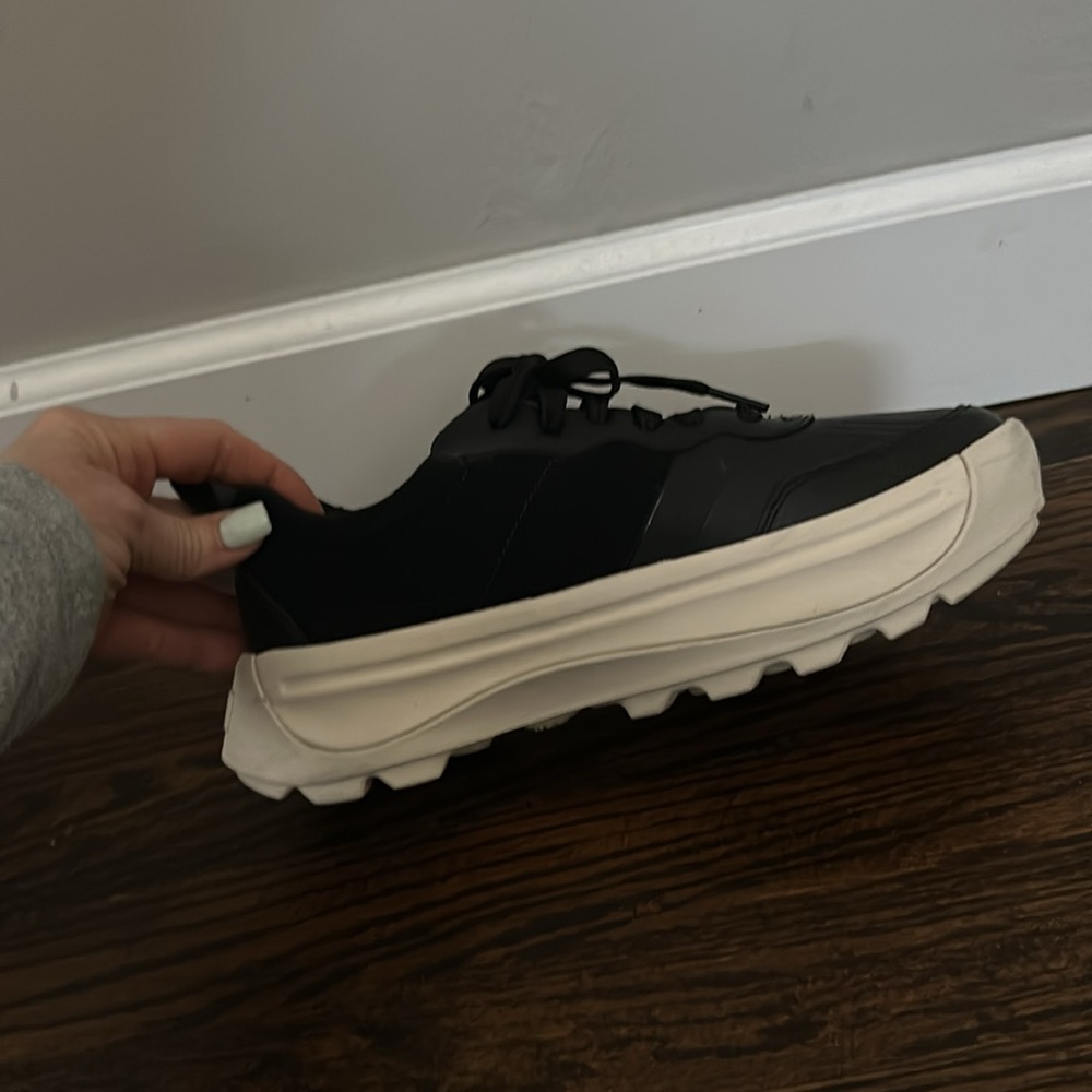 Size 8 Women’s Sorel Sneaker: worn once!